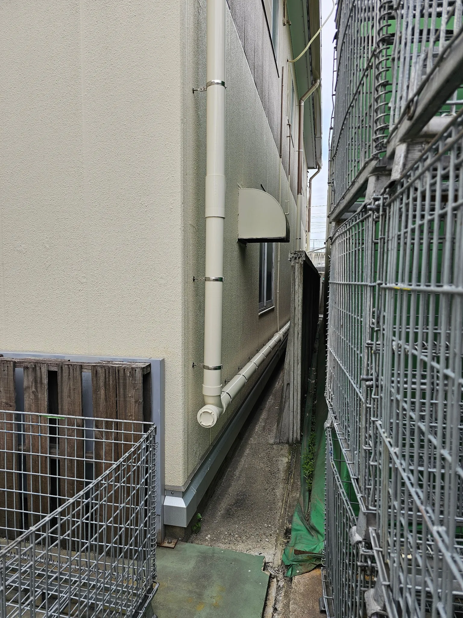 事務棟 竪樋 施工後