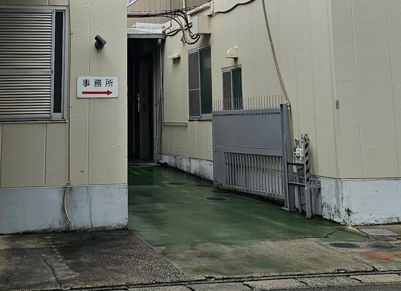 東棟・事務棟 通路 基礎｜施工前