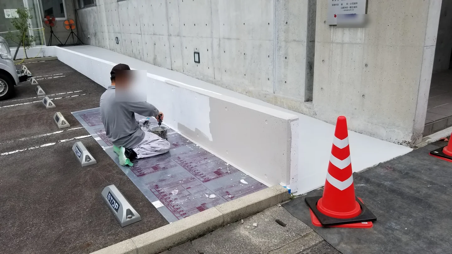 立ち上がり基礎塗装 2：立ち上がり基礎塗装の施工中
