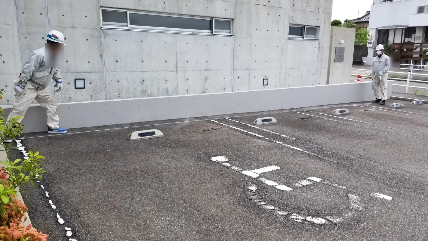 舗装ライン 1：駐車区画線の位置を作図する作業