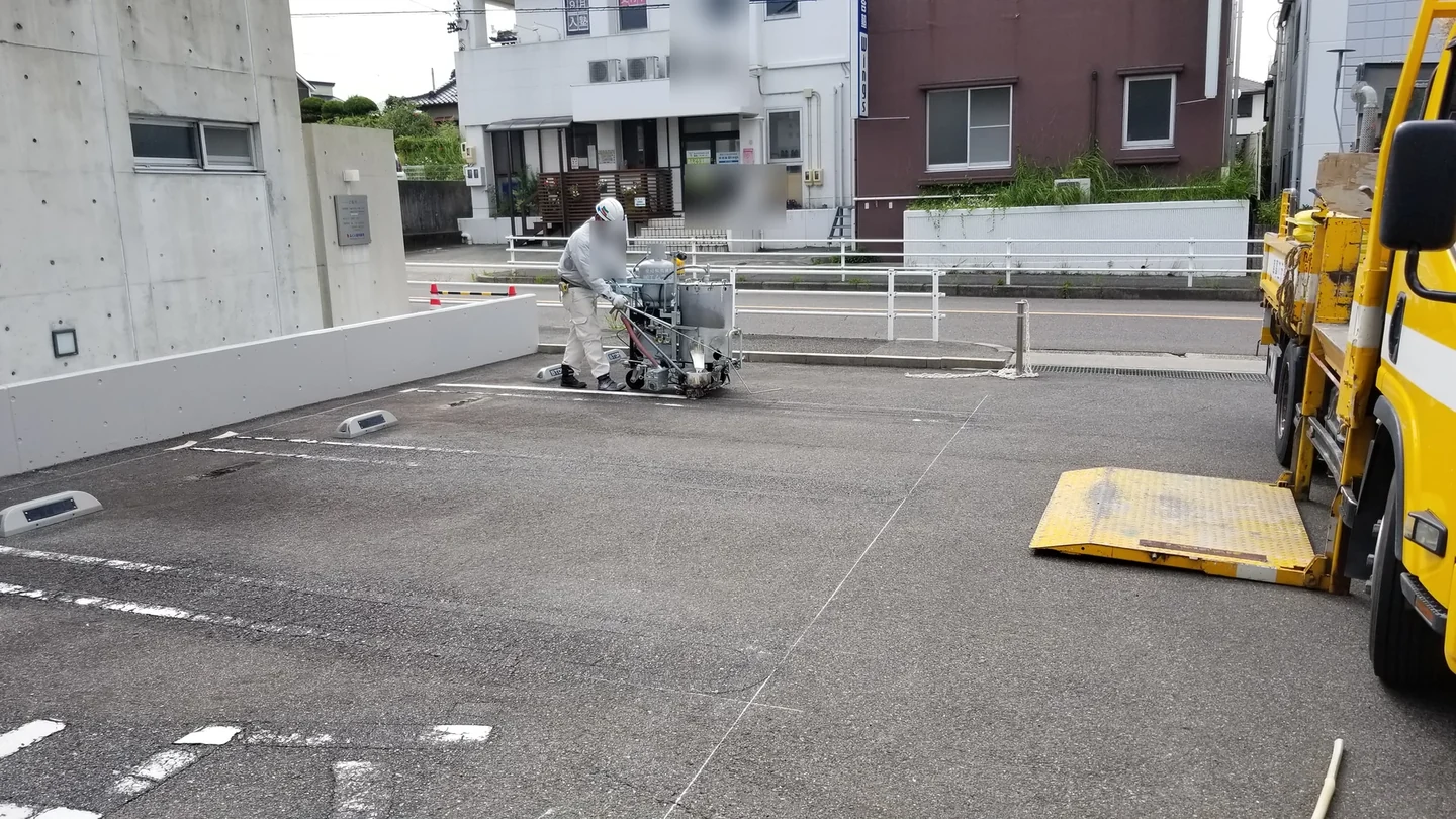 舗装ライン 2：ラインマーカーによる駐車区画線の設置