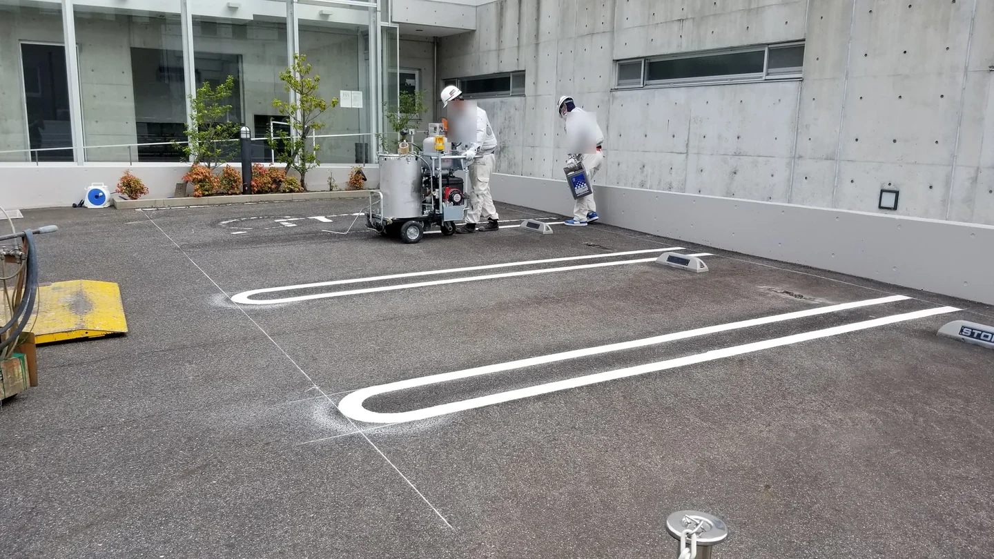 舗装ライン 3：既存位置に合わせた車椅子マークの区画線施工