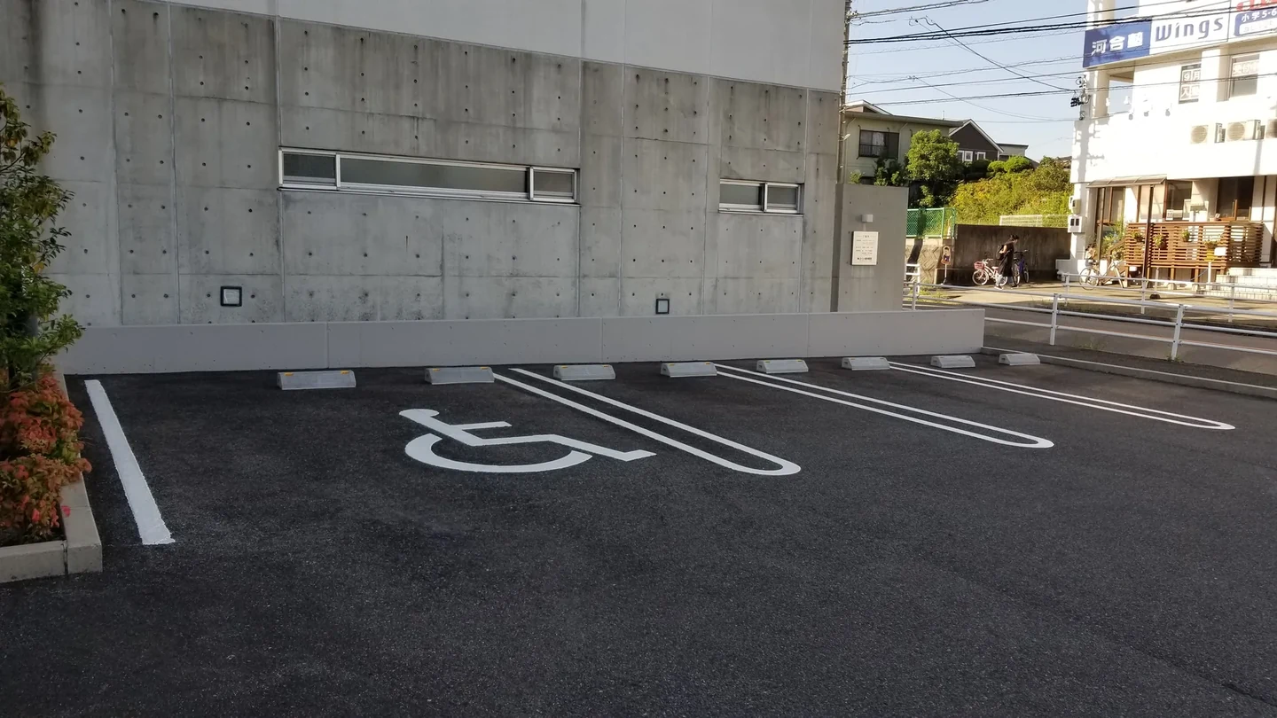 舗装ライン 6：車椅子マークを含む舗装ラインの完成状態
