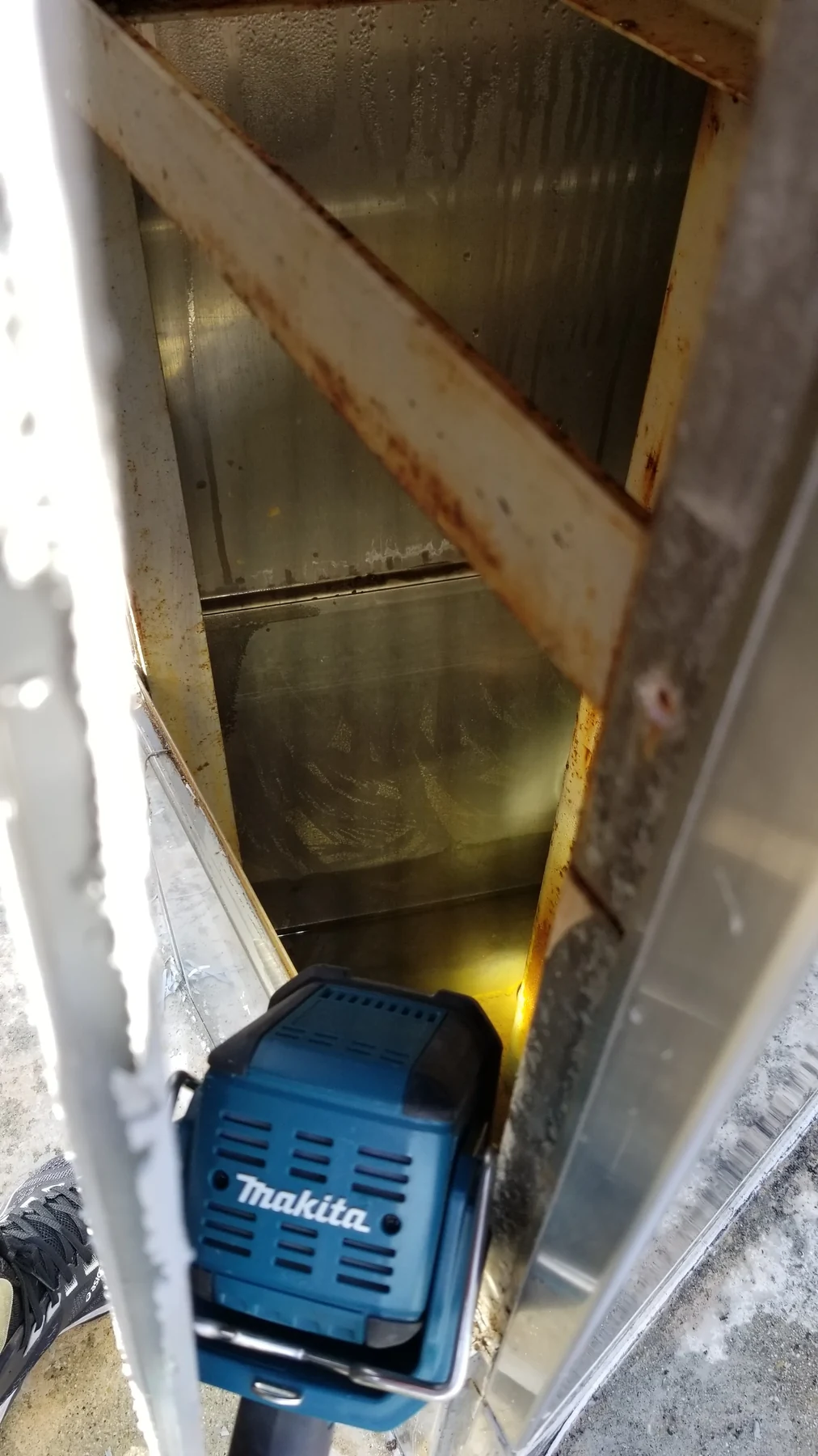 看板改修 7：看板内部の施工状況