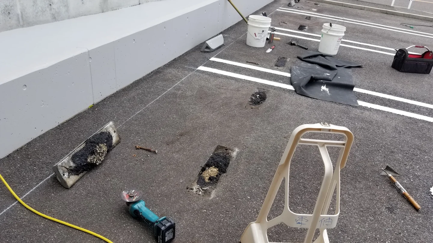車止め 2：既存車止めを周囲へ配慮して撤去する作業