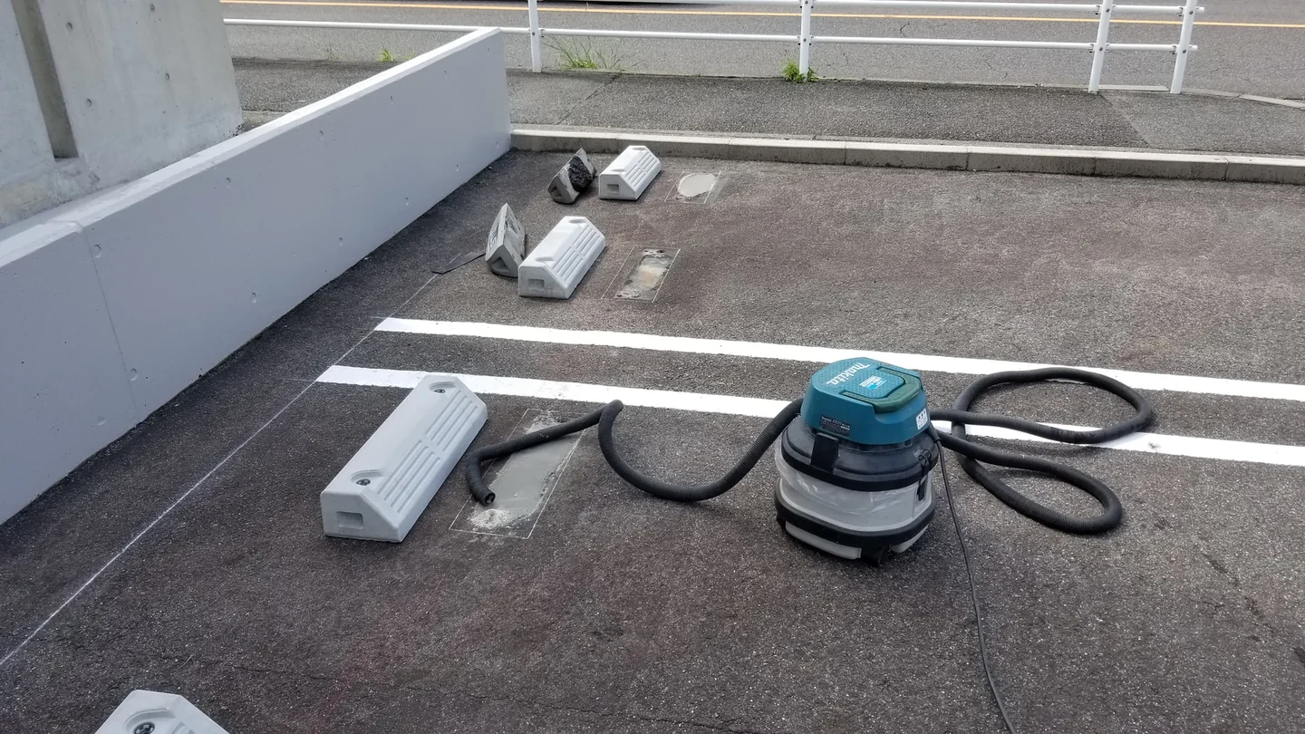 車止め 4：アンカーピン用の下穴加工と穴内清掃