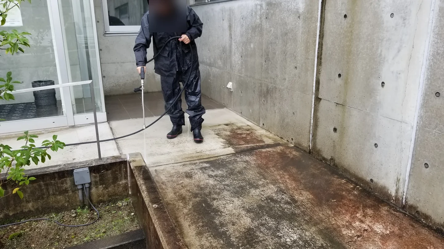 高圧洗浄 3：医院入口手前から高圧洗浄を開始