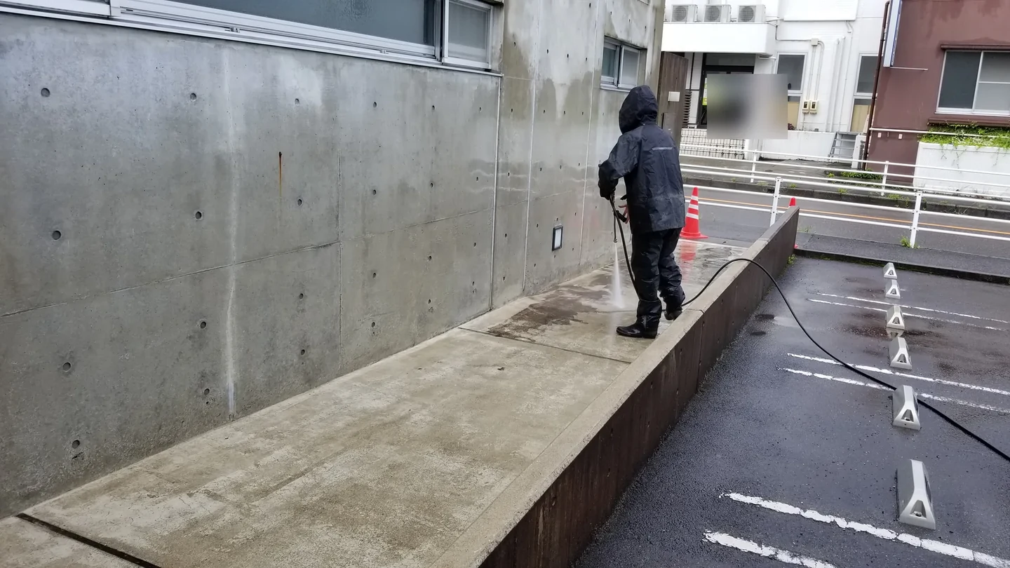 高圧洗浄 4：スロープの勾配に沿った高圧洗浄