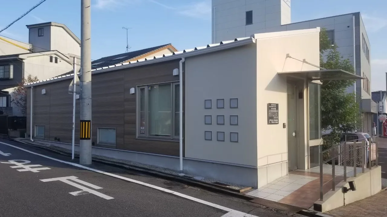 外装改修後のむぎ歯科様の建物全景