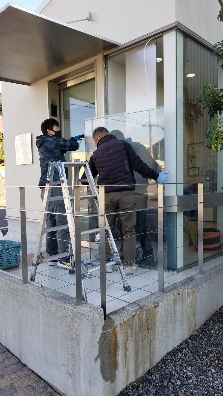 既存ガラスの上端まわりを取り外している作業