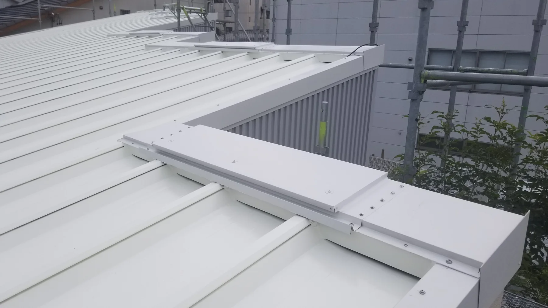 最終仕上げの1工程前に、換気棟を各屋根へ配置した状態