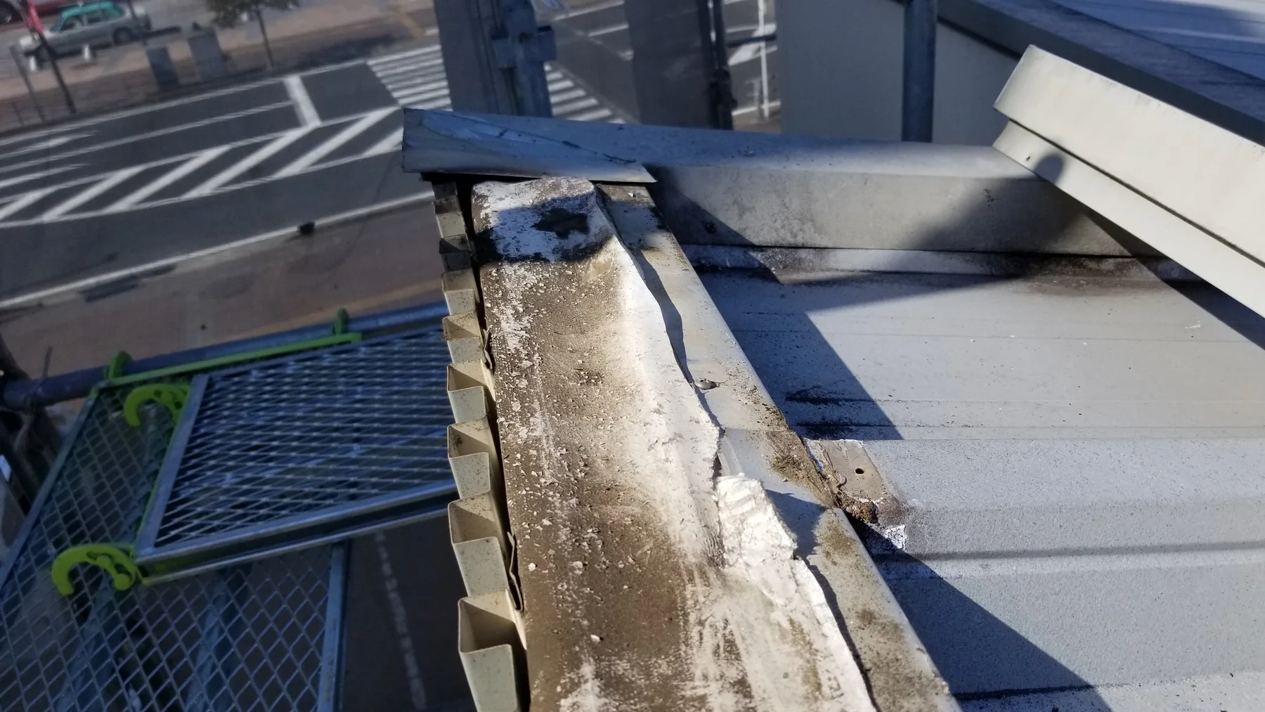 既存の棟を外した内部で、空気流通経路、砂ぼこりの堆積、傷んだ透湿シートを確認した状態