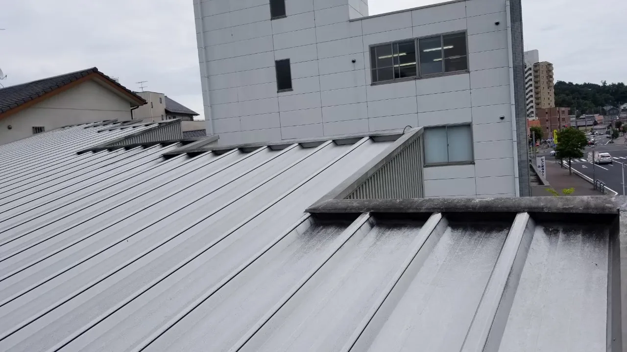 換気棟設置前・塗装前で、換気口がなく屋根の隙間から内部の空気が流通していた既存屋根