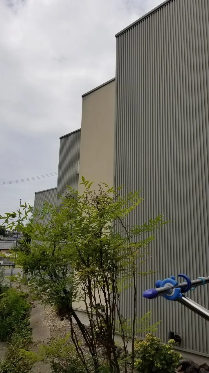 高さの異なる外壁と段差が連続する施工前の建物外観
