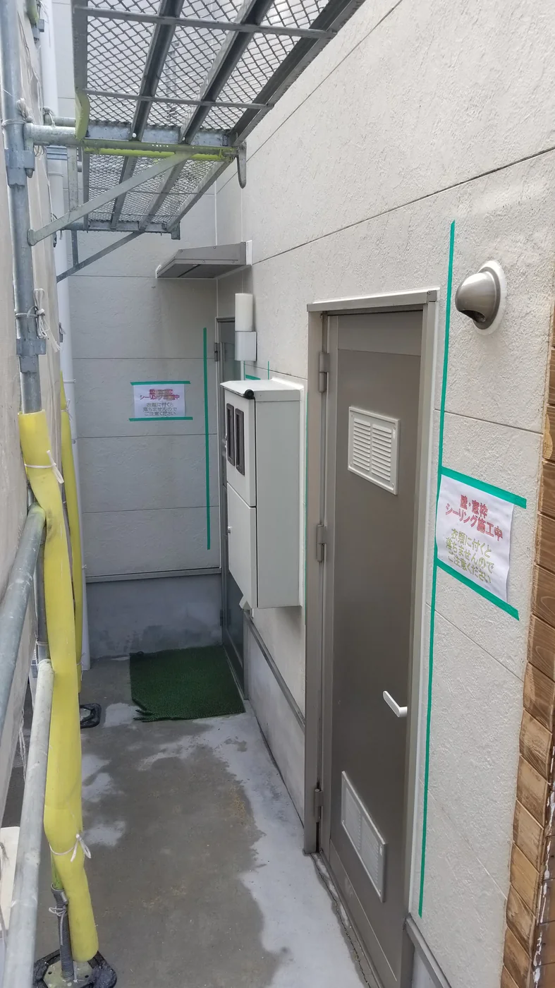 スタッフさんが使用する勝手口の通路とシーリング施工箇所に注意表示を設置した様子