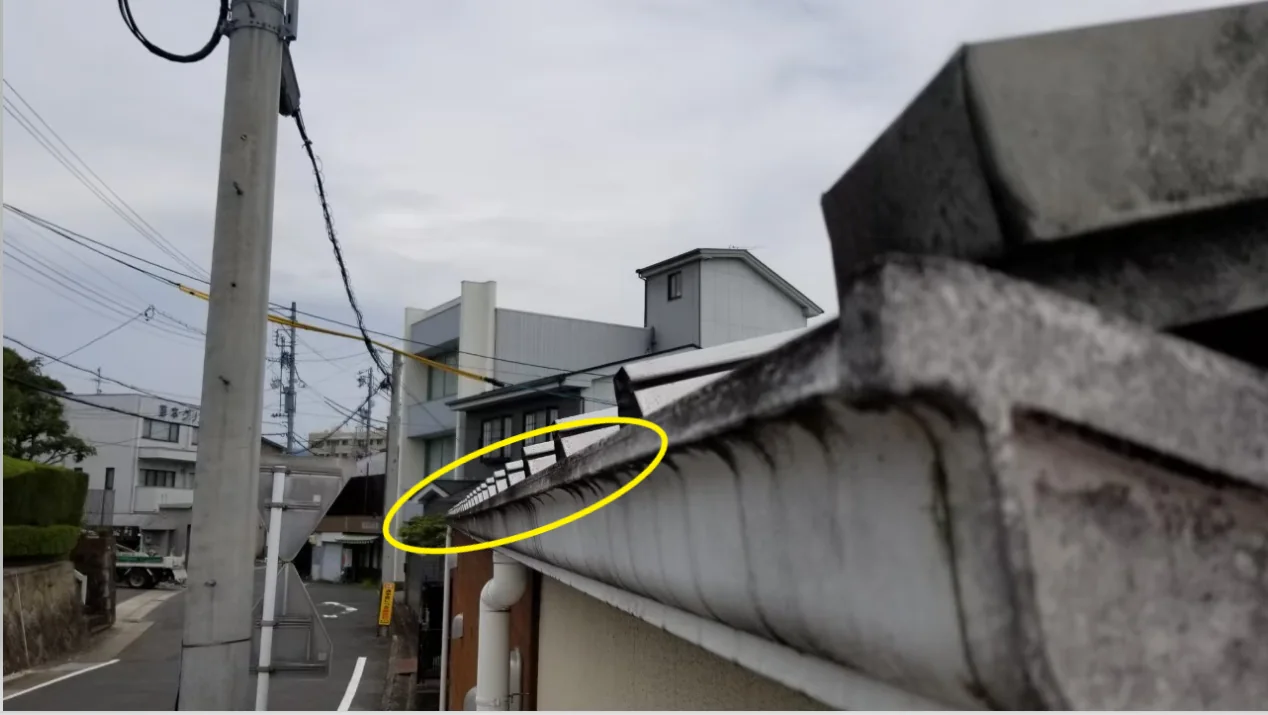 変形とうねりが見られた軒樋