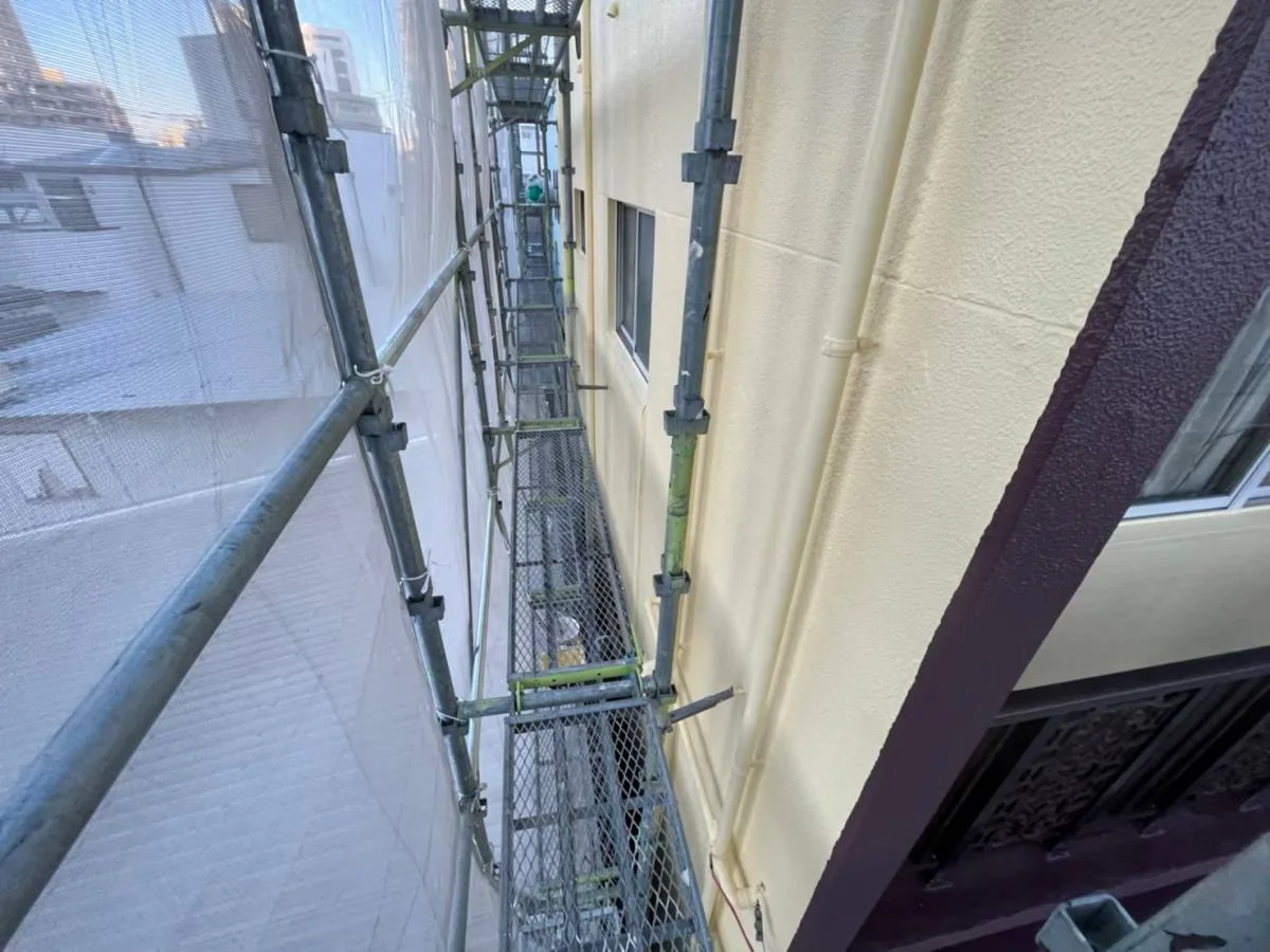 狭い側面を足場の作業床から各所塗装した仕上がり