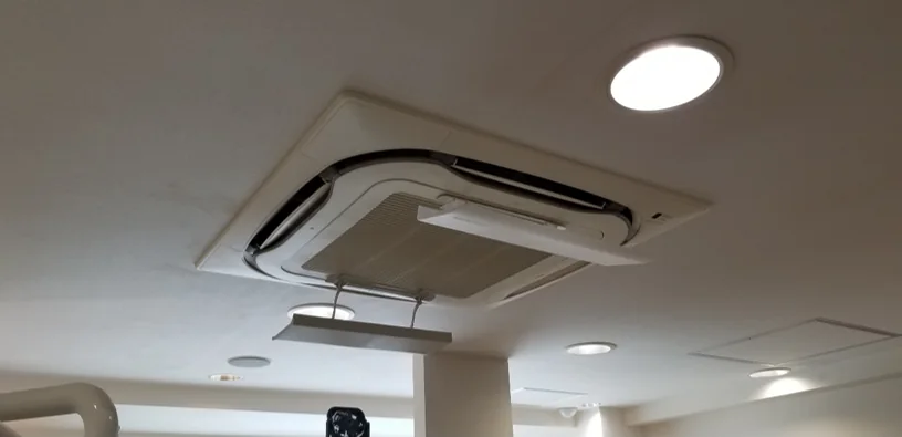 取り外し前の既存業務用天井カセット形室内機