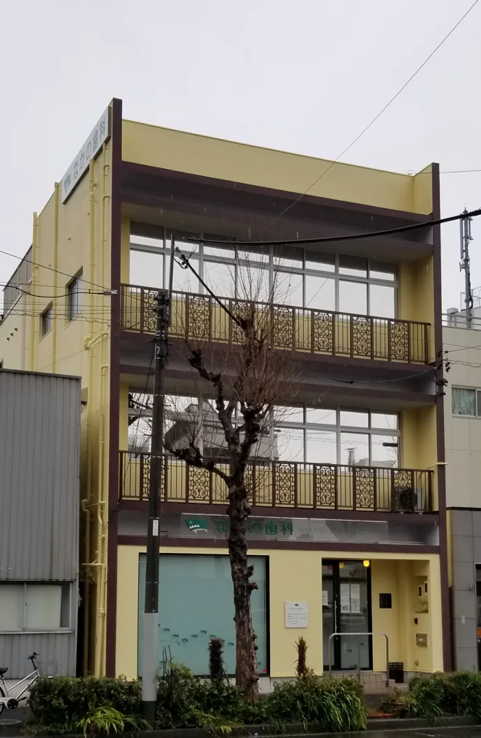 遮熱ミラーフィルム貼付け後の建物外観
