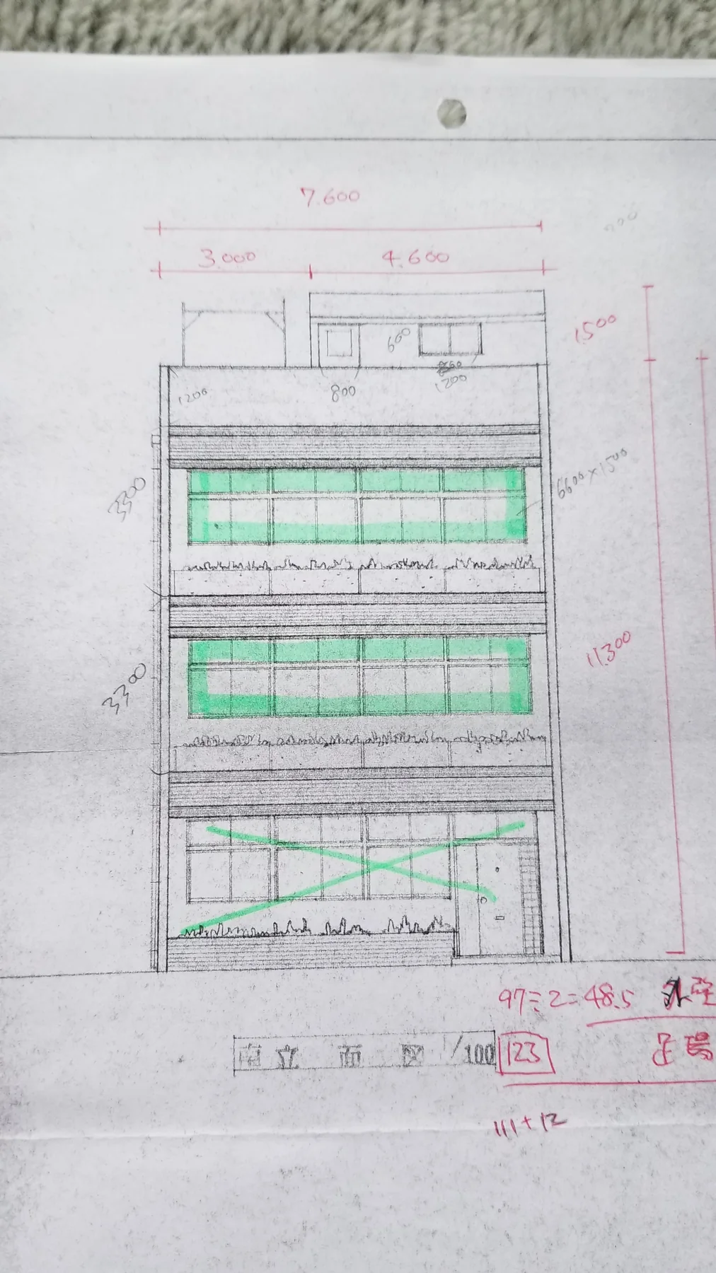お客様の図面をコピーし、CAD立面図を作成するために建物各部の寸法を拾った資料