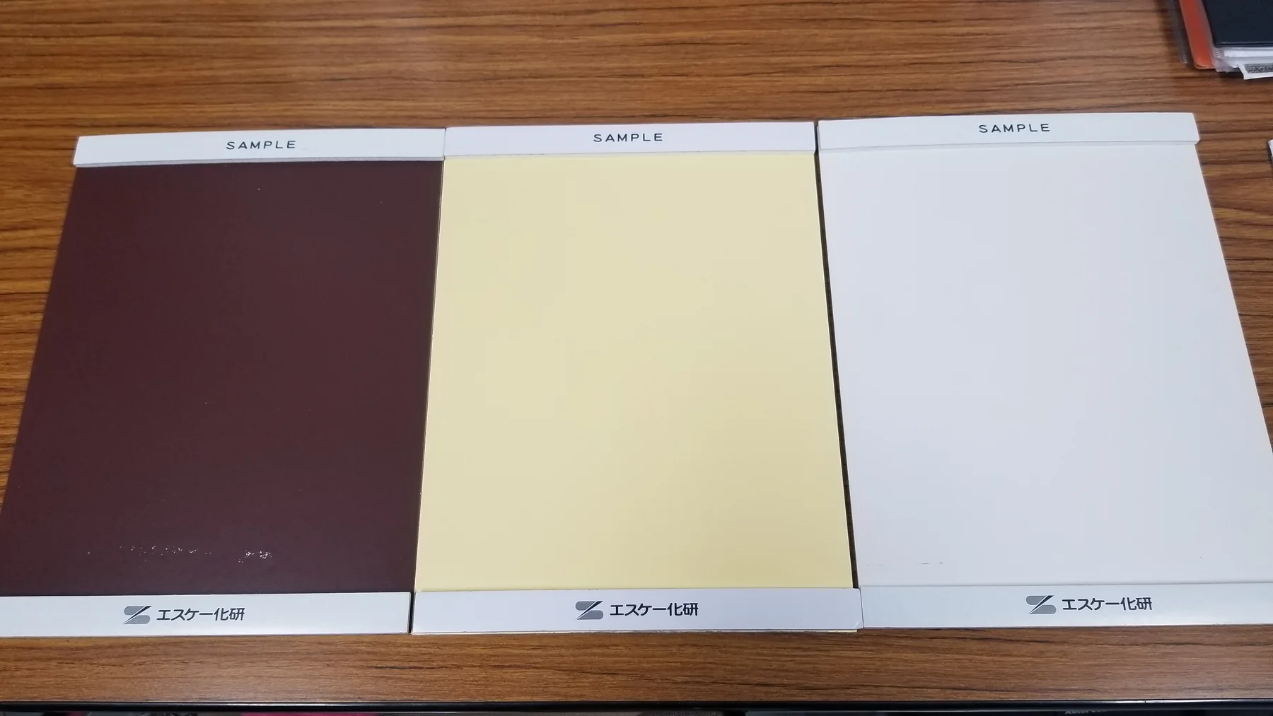 外壁のベース色とアクセント色を比較した実物の色見本