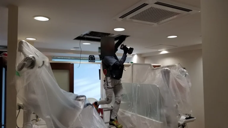 院内設備を養生し、業務用天井カセット形室内機を交換している様子