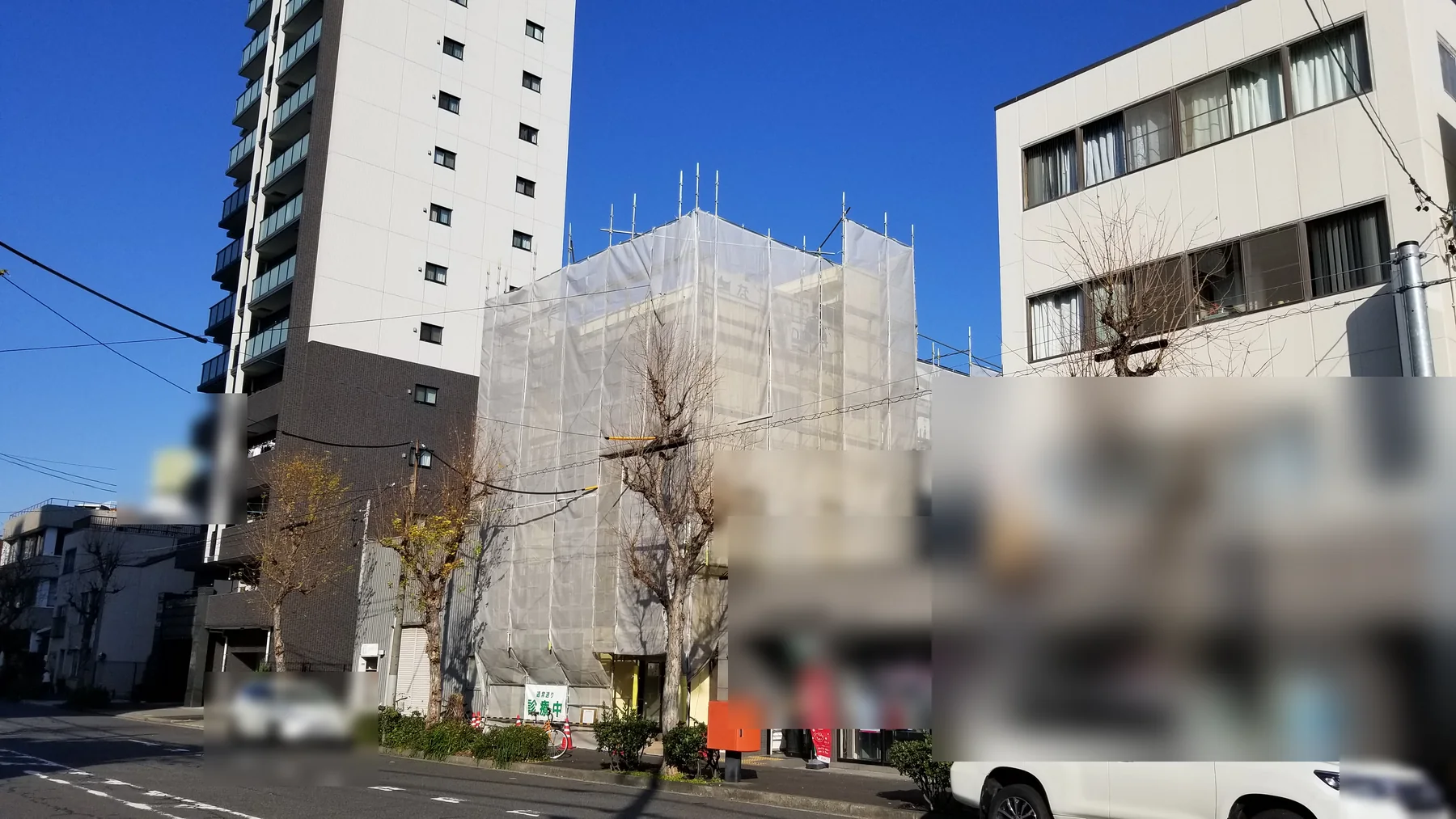 市街地で建物全体に足場を設けた様子