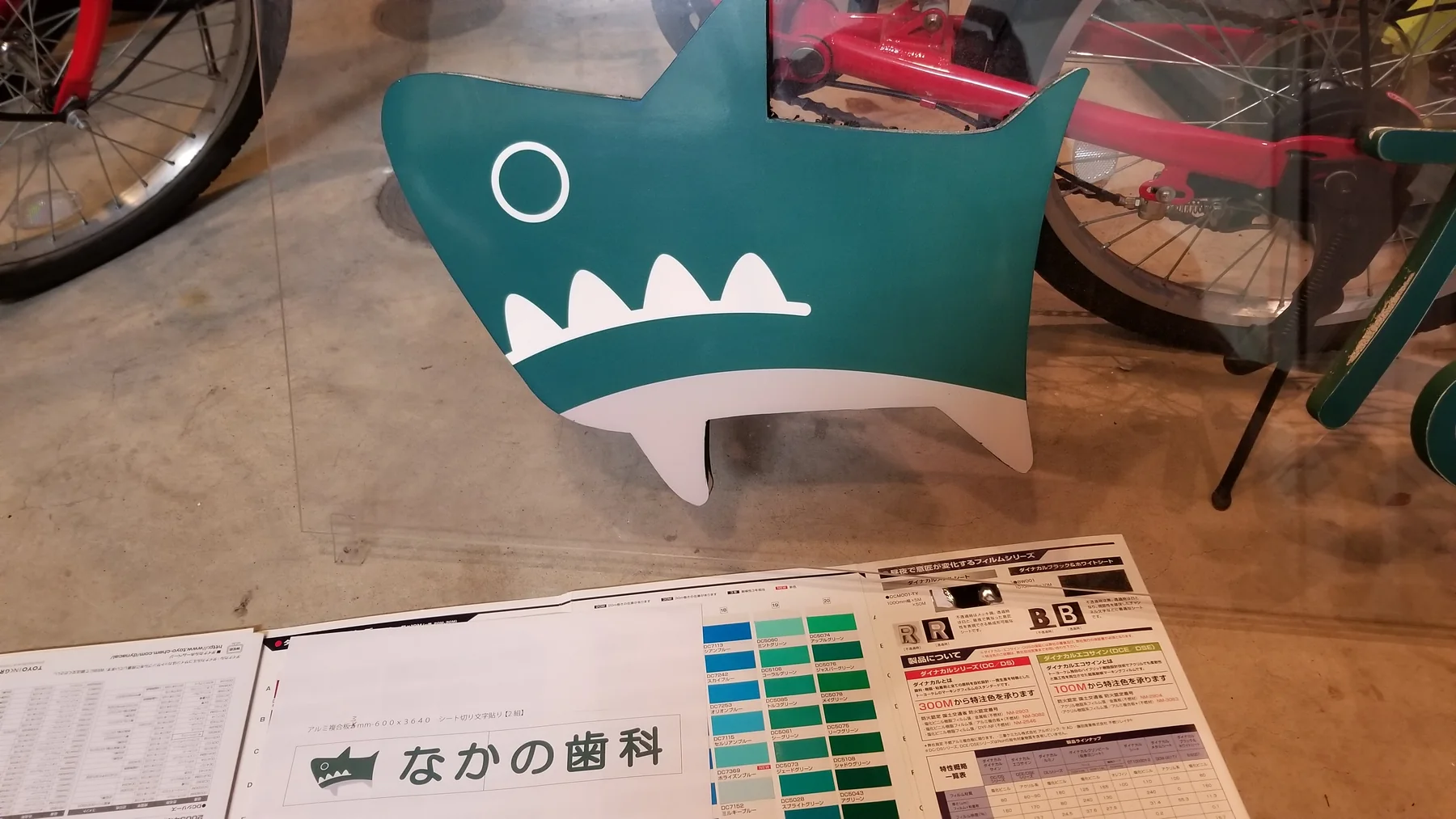 既存色に合わせて塗り直した歯の形のカルプ表示