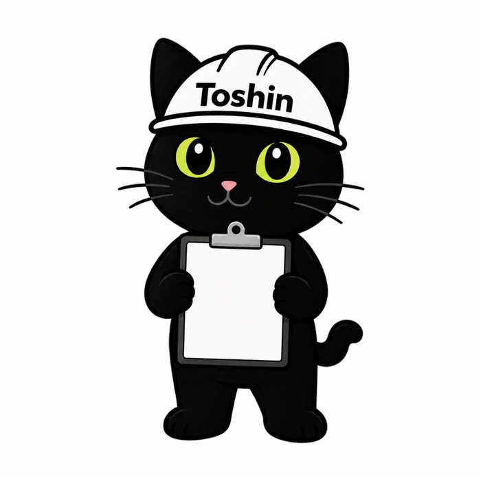 ヘルメット姿で案内する東伸の黒猫クロちゃん