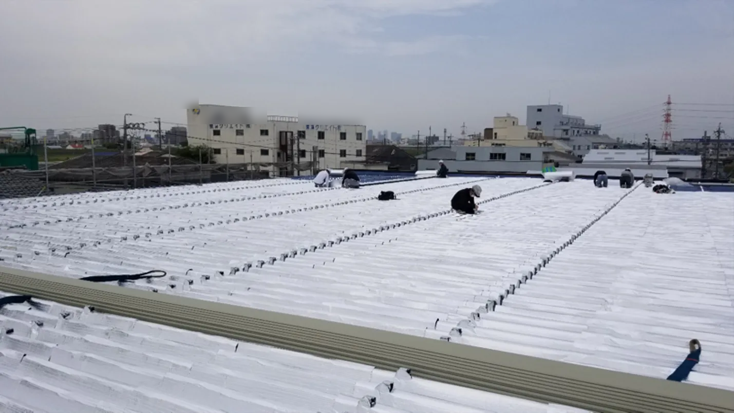遮熱シートを屋根全面へ敷き込む