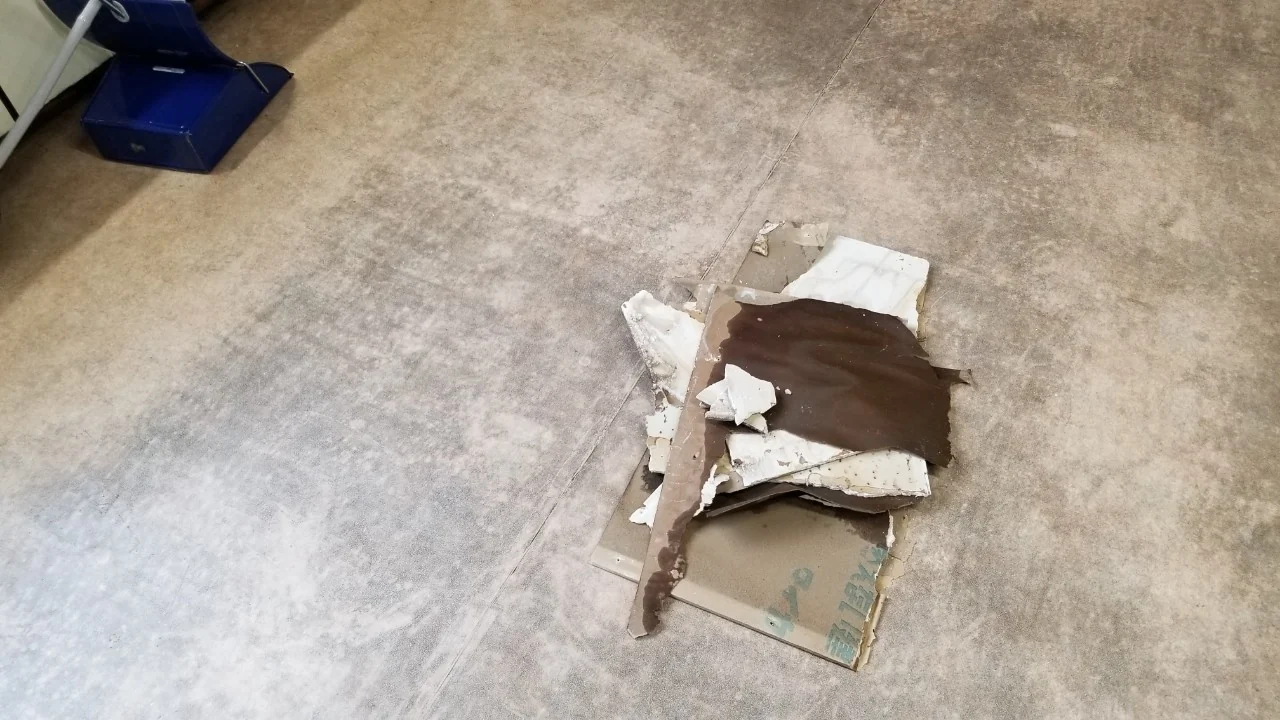 雨漏りで水を含み床へ落下した天井ボード