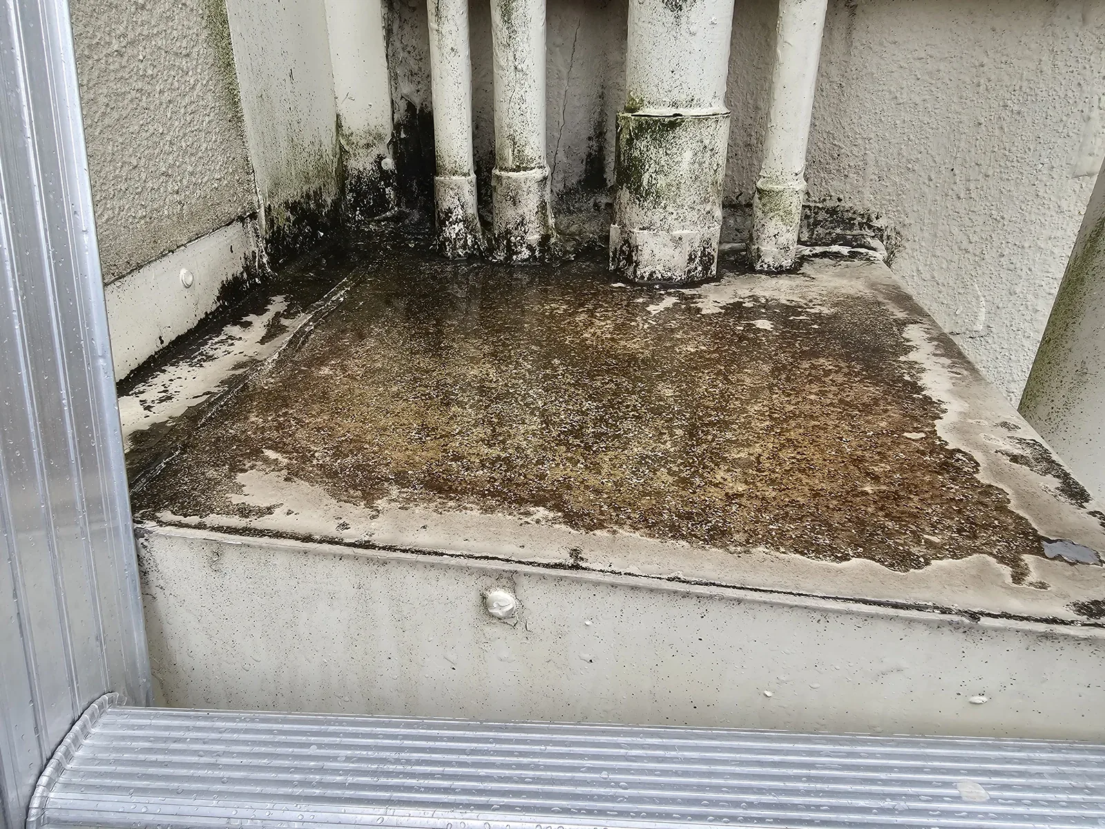 劣化とひび割れが見られる外部電気ボックス上部