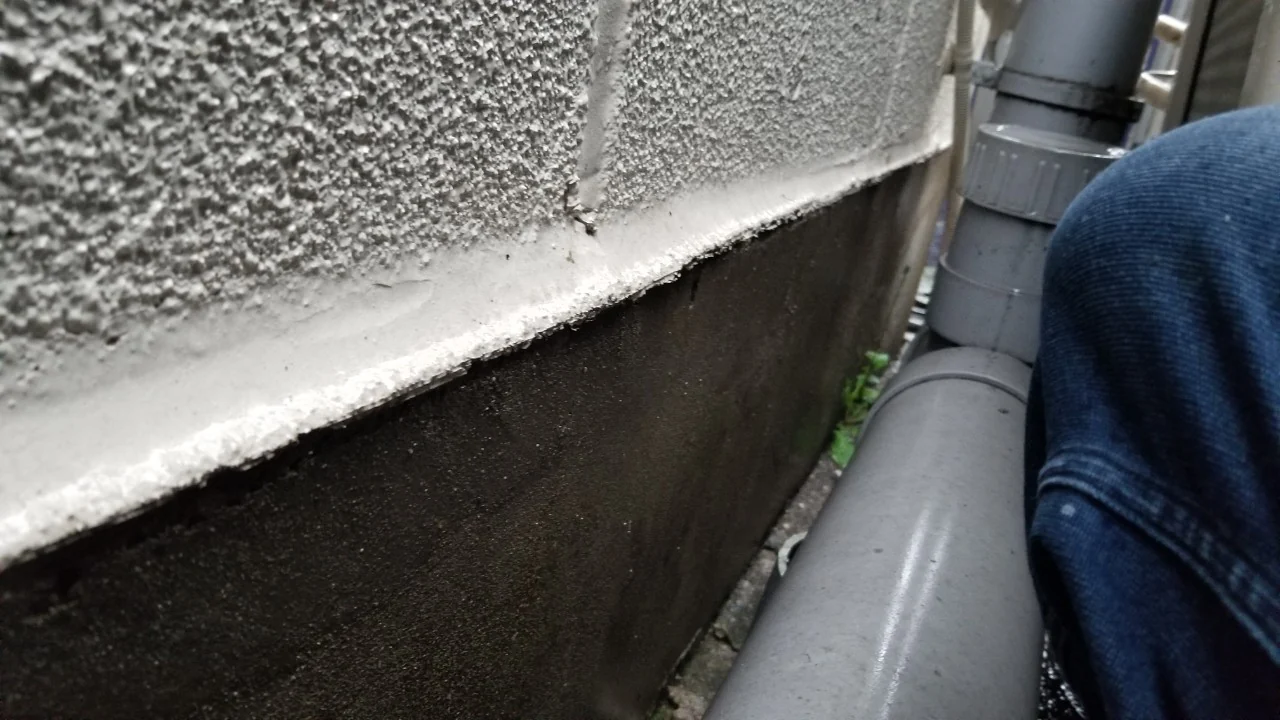 止水効果が低下した外壁と基礎の取り合い部の既存シーリング
