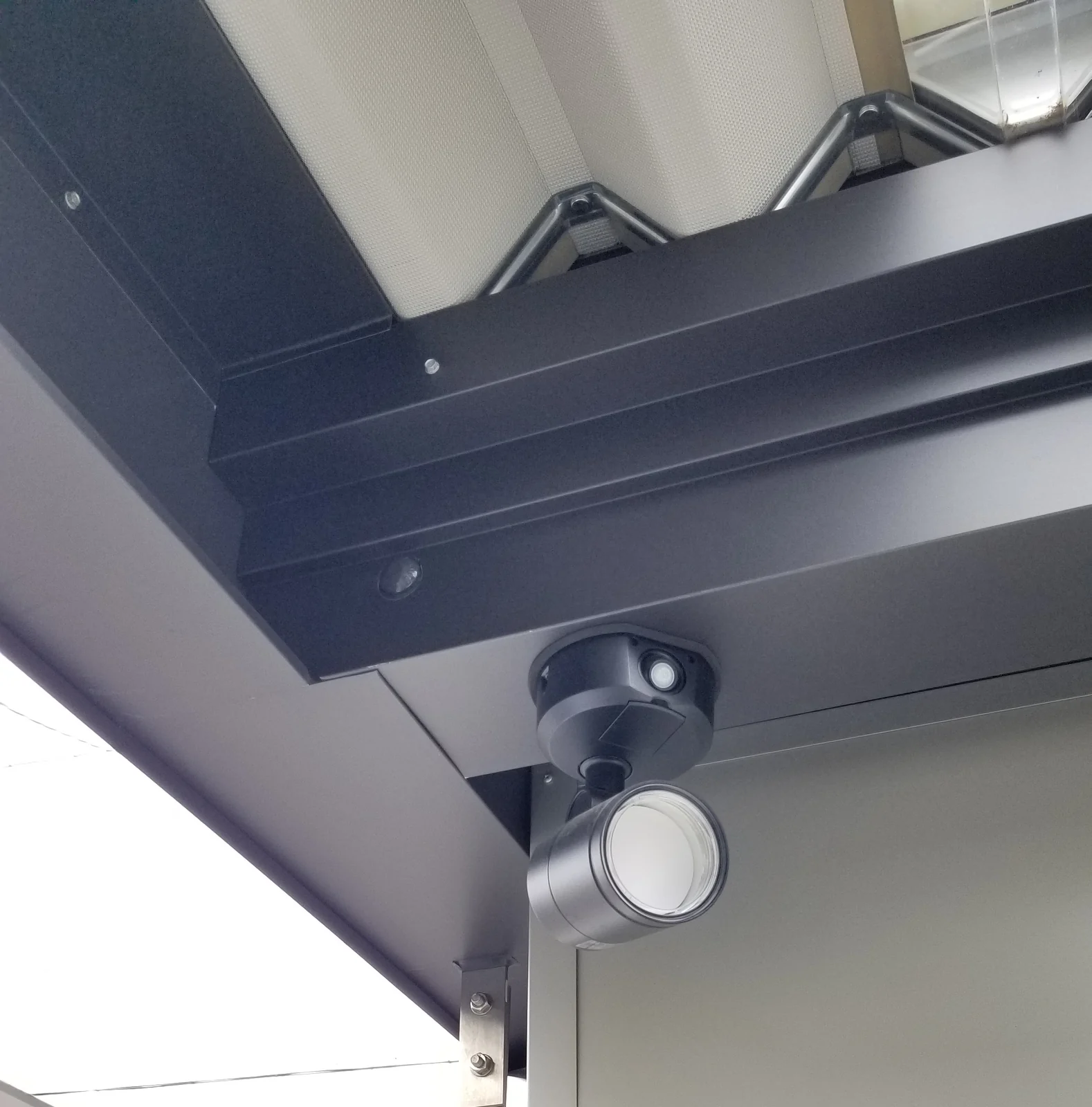 屋根改修後に交換した車庫の照明器具