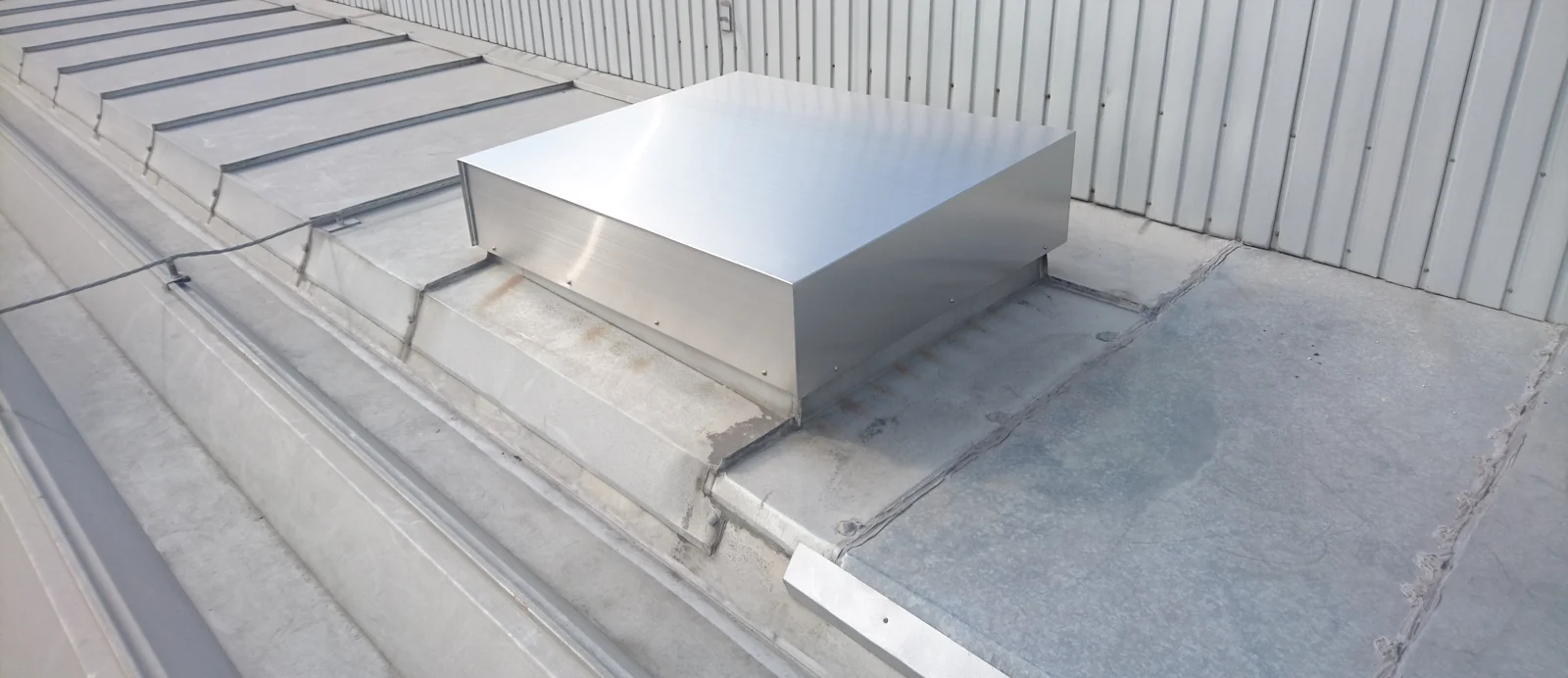 新しい板金カバーで覆った屋根開口部