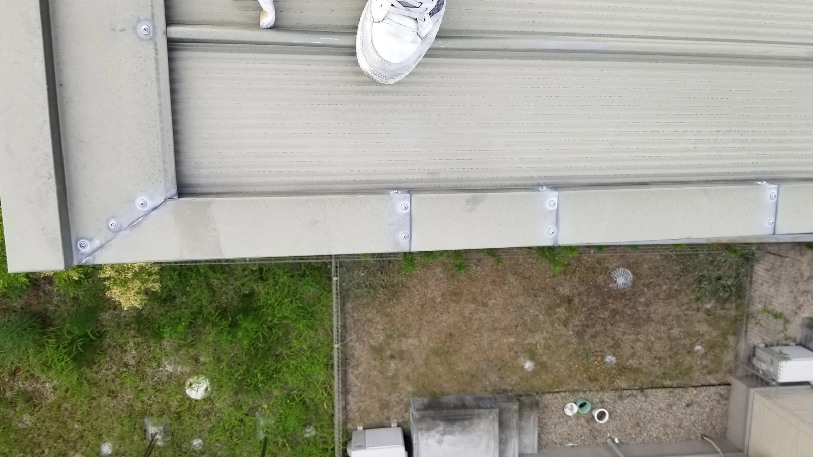 雨漏り跡の上部にあたる屋根端部とビスの配置