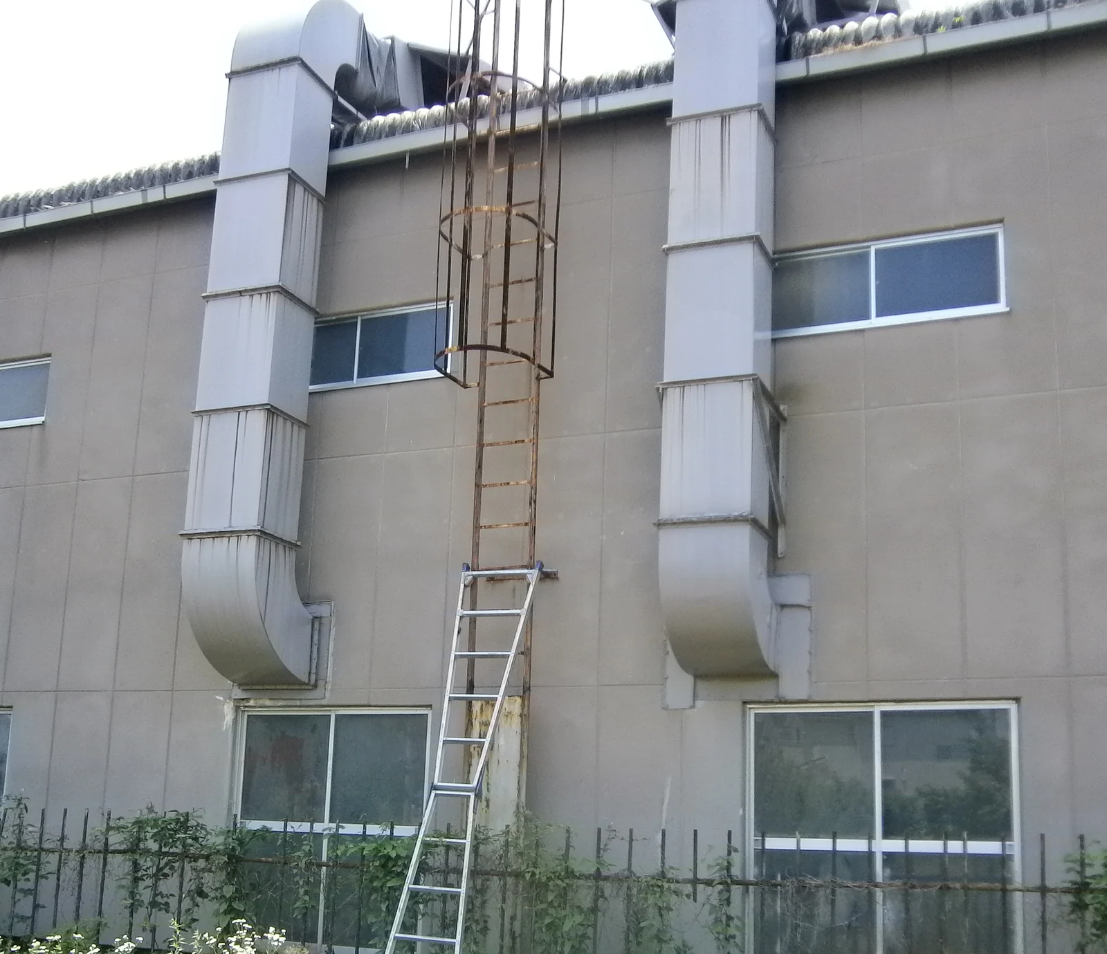 屋根上設備へつながる外壁側のダクト